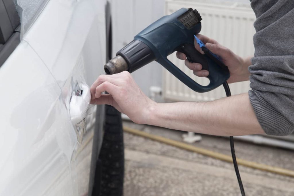 Installing a protective film on the car body